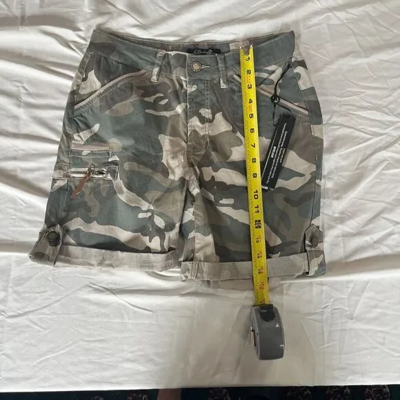 CHARLIE B Cuffed Cargo Shorts Green Tan Camo Zipper Pockets Womens 28 Waist - Picture 11 of 11